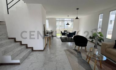 Casa por estrenar en venta sector Mitad del Mundo