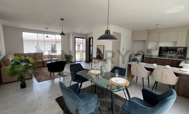 Casa por estrenar en venta sector Mitad del Mundo