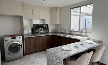 Casa por estrenar en venta sector Mitad del Mundo