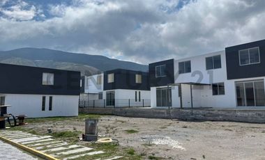 Casa por estrenar en venta sector Mitad del Mundo