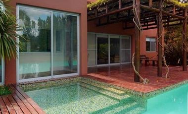 Casa en venta - 3 Dormitorios 4 Baños - Cochera - 3.650mts2 - La Plata