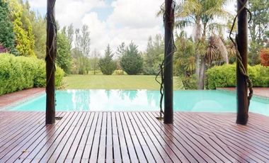 Casa en venta - 3 Dormitorios 4 Baños - Cochera - 3.650mts2 - La Plata
