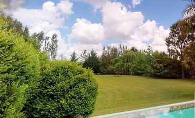 Casa en venta - 3 Dormitorios 4 Baños - Cochera - 3.650mts2 - La Plata