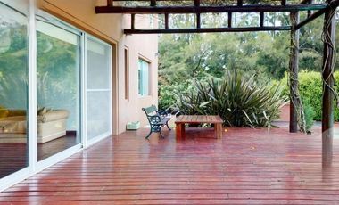 Casa en venta - 3 Dormitorios 4 Baños - Cochera - 3.650mts2 - La Plata