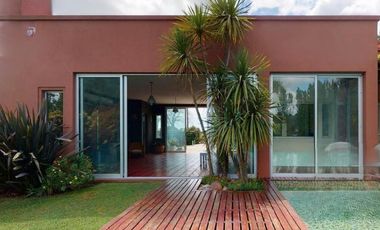 Casa en venta - 3 Dormitorios 4 Baños - Cochera - 3.650mts2 - La Plata