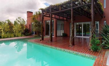 Casa en venta - 3 Dormitorios 4 Baños - Cochera - 3.650mts2 - La Plata