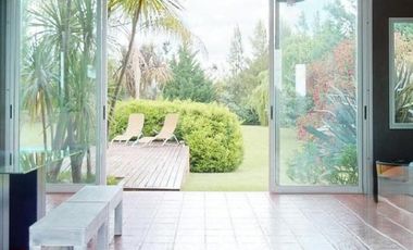 Casa en venta - 3 Dormitorios 4 Baños - Cochera - 3.650mts2 - La Plata