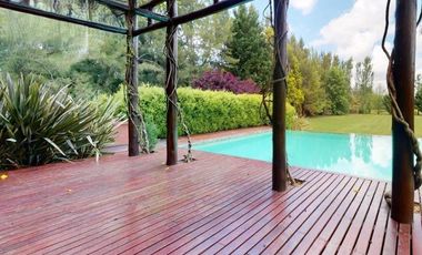 Casa en venta - 3 Dormitorios 4 Baños - Cochera - 3.650mts2 - La Plata