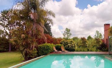 Casa en venta - 3 Dormitorios 4 Baños - Cochera - 3.650mts2 - La Plata