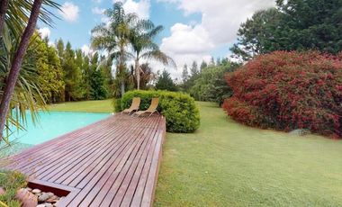 Casa en venta - 3 Dormitorios 4 Baños - Cochera - 3.650mts2 - La Plata