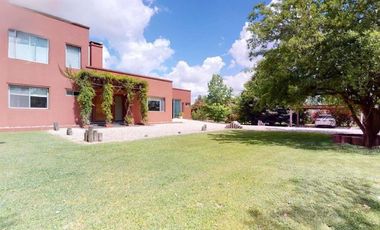 Casa en venta - 3 Dormitorios 4 Baños - Cochera - 3.650mts2 - La Plata