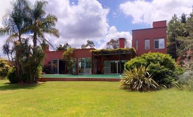 Casa en venta - 3 Dormitorios 4 Baños - Cochera - 3.650mts2 - La Plata