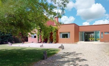 Casa en venta - 3 Dormitorios 4 Baños - Cochera - 3.650mts2 - La Plata