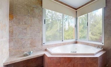 Casa en venta - 3 Dormitorios 4 Baños - Cochera - 3.650mts2 - La Plata