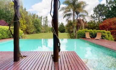 Casa en venta - 3 Dormitorios 4 Baños - Cochera - 3.650mts2 - La Plata