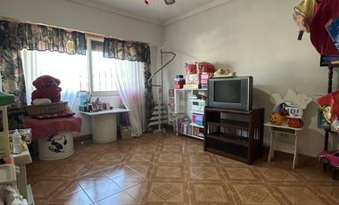 Casa con Jardin en Venta - 327 m² de Terreno y 279 m² Cubiertos