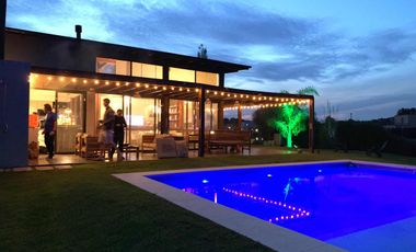Casa en venta - 3 Dormitorios 3 Baños - 1000Mts2 - El Cantón, Escobar