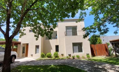 Venta - Casa 4 Ambientes, Jardin, Pileta - Santa Catalina, Villanueva, Tigre
