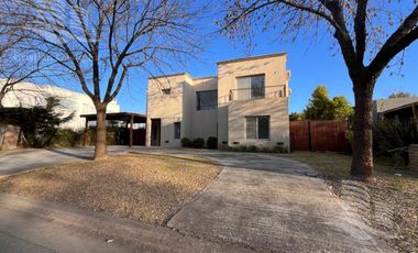 Venta - Casa 4 Ambientes, Jardin, Pileta - Santa Catalina, Villanueva, Tigre