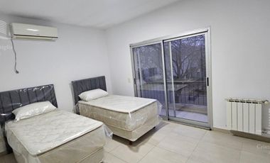 Venta - Casa 4 Ambientes, Jardin, Pileta - Santa Catalina, Villanueva, Tigre