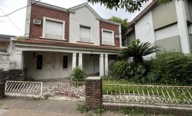Casa en venta - 3 Dormitorios 2 Baños - 260Mts2 - Ramos Mejía