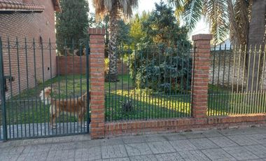 Casa en venta - 4 Dormitorios 3 Baños - Cochera - 1600Mts2 - Luis Guillón, Esteban Echeverría