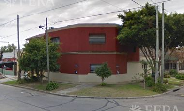 Venta de Casa 5 ambientes con cochera, ideal 2 flias en Wilde (31702)