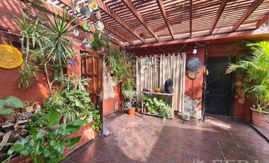 Venta de Casa 5 ambientes con cochera, ideal 2 flias en Wilde (31702)