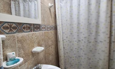 Venta de Casa 5 ambientes con cochera, ideal 2 flias en Wilde (31702)