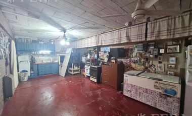 Venta de Casa 5 ambientes con cochera, ideal 2 flias en Wilde (31702)