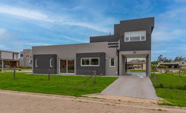 Barrio Tierras del Mar, casa 4 ambientes
