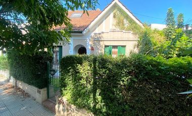 Chalet de 4 ambientes en barrio ingles.