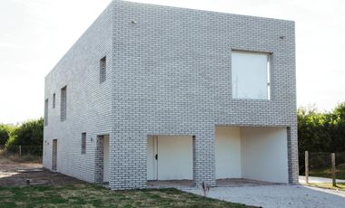 Casa a Estrenar en Barrio Golf II de Costa Esmeralda
