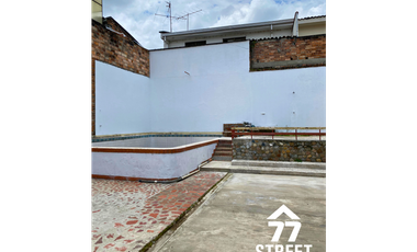 Casa comercial en Altos de Jardín