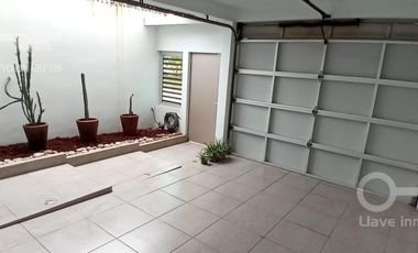 Casa de 2 niveles amueblada en  renta ubicada en Fracc. Punta del Mar, en Coatzacoalcos, Veracruz.