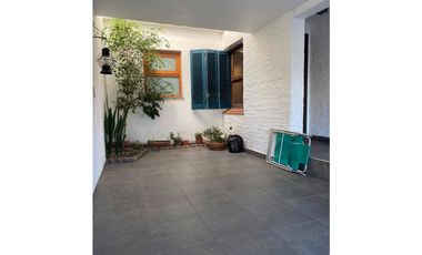 VENTA CASA RECICLADA CON 3 DORMITORIOS PATIO CON PARRILLA