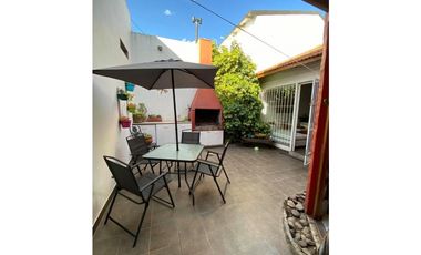 VENTA CASA RECICLADA CON 3 DORMITORIOS PATIO CON PARRILLA