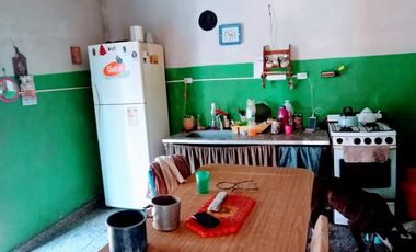 Casa venta 2 dormitorios 1 baño 1 patio 1 galpon 220 mts2 totales - Berazategui