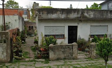 Casa venta 2 dormitorios 1 baño 1 patio 1 galpon 220 mts2 totales - Berazategui