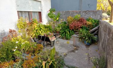 Casa venta 2 dormitorios 1 baño 1 patio 1 galpon 220 mts2 totales - Berazategui