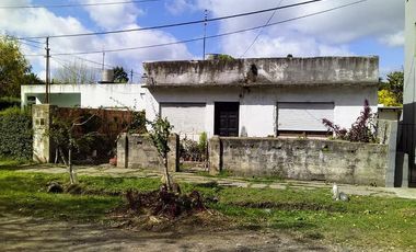 Casa venta 2 dormitorios 1 baño 1 patio 1 galpon 220 mts2 totales - Berazategui