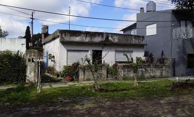 Casa venta 2 dormitorios 1 baño 1 patio 1 galpon 220 mts2 totales - Berazategui