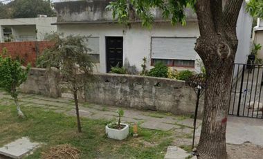 Casa venta 2 dormitorios 1 baño 1 patio 1 galpon 220 mts2 totales - Berazategui