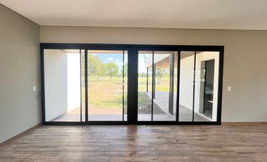 Venta casa de tres dormitorios en PB con galería y pileta - La Rinconada Ibarlucea