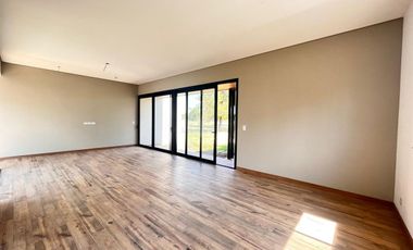 Venta casa de tres dormitorios en PB con galería y pileta - La Rinconada Ibarlucea