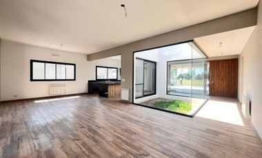 Venta casa de tres dormitorios en PB con galería y pileta - La Rinconada Ibarlucea