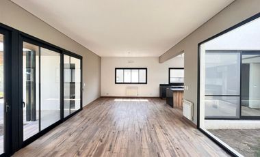 Venta casa de tres dormitorios en PB con galería y pileta - La Rinconada Ibarlucea