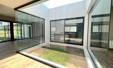Venta casa de tres dormitorios en PB con galería y pileta - La Rinconada Ibarlucea