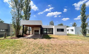 Venta casa de tres dormitorios en PB con galería y pileta - La Rinconada Ibarlucea