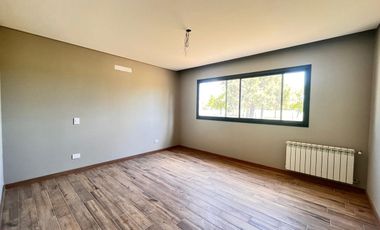 Venta casa de tres dormitorios en PB con galería y pileta - La Rinconada Ibarlucea